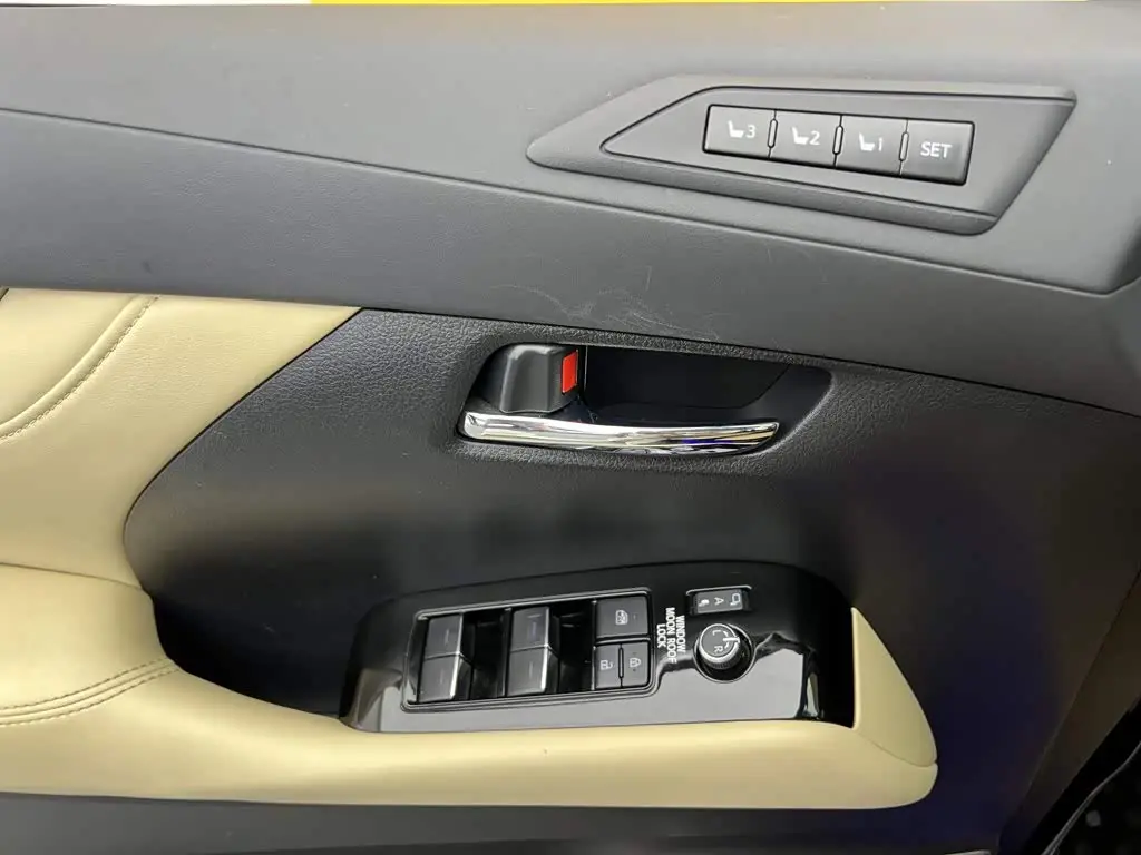 Toyota Alphard 2023 — Photo 18/20