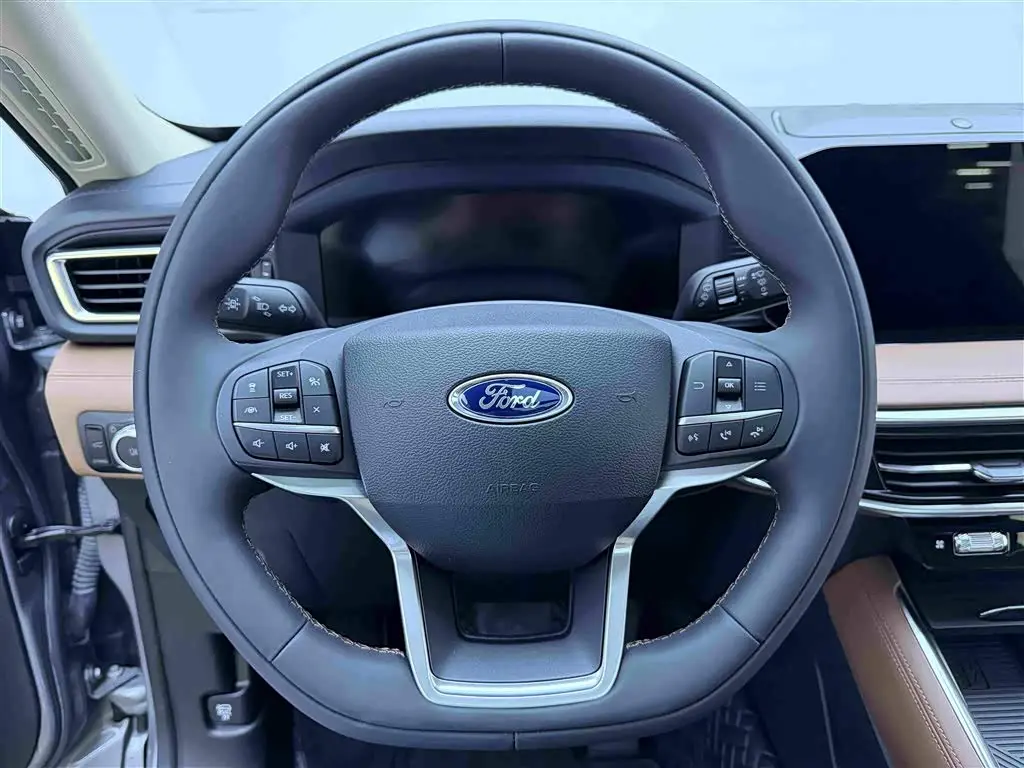 Ford Explorer 2023 — Photo 14/20