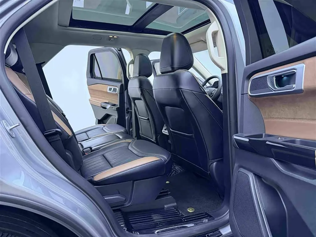 Ford Explorer 2023 — Photo 10/20