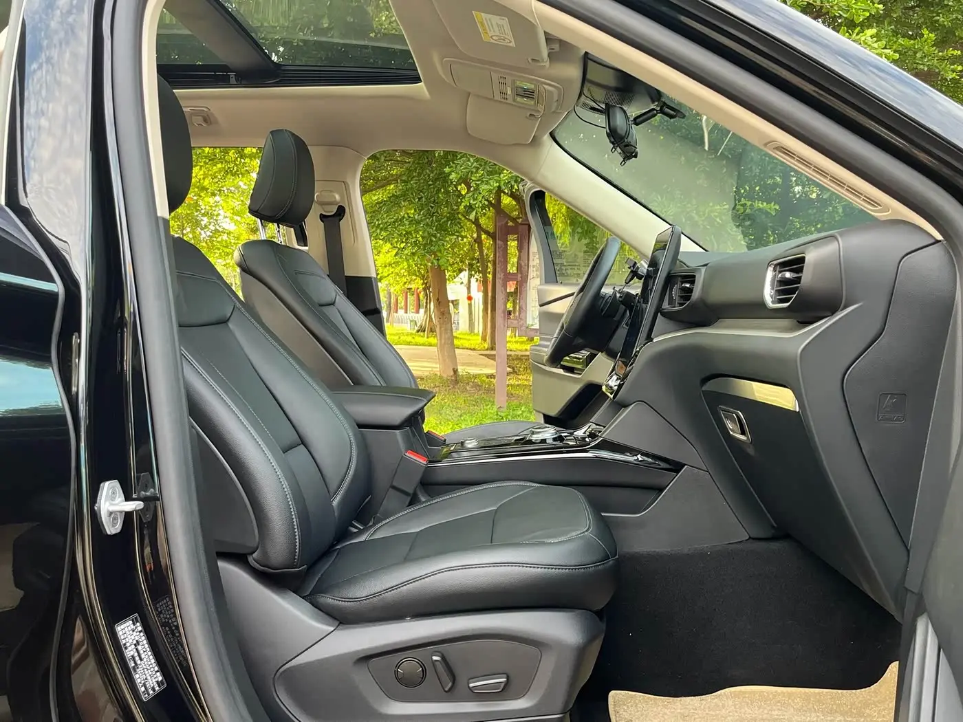 Ford Explorer 2022 — Photo 6/13