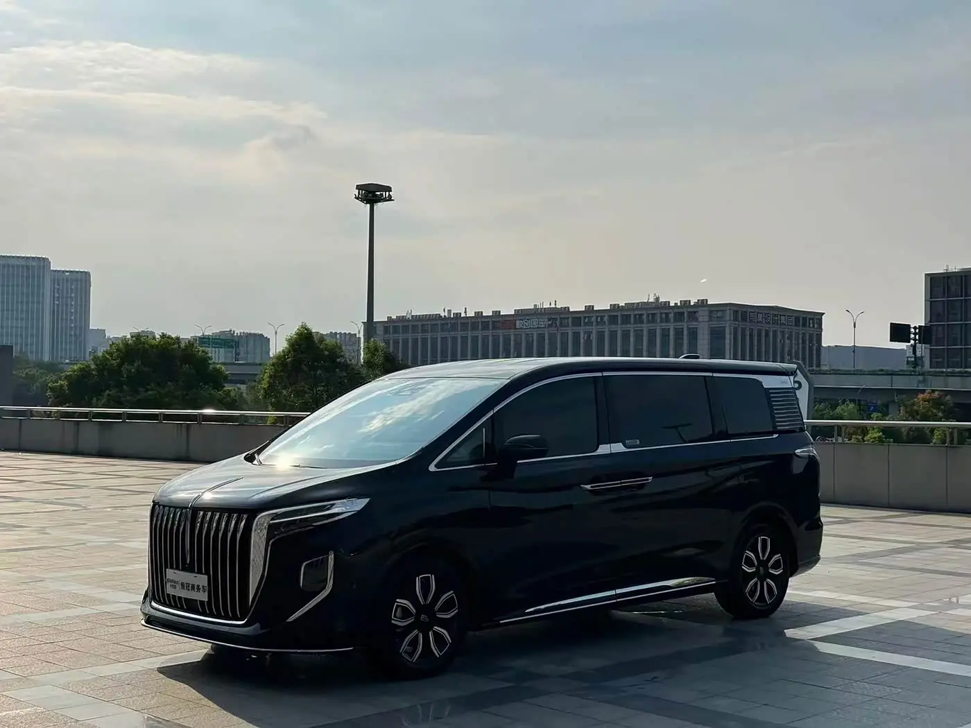 Hongqi HQ9 2023 — Фото 1/14