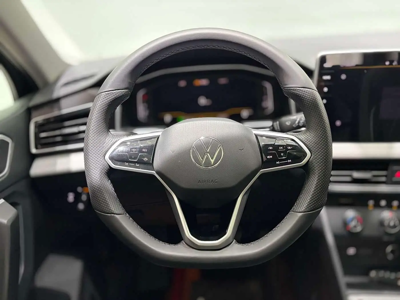 Volkswagen Tiguan L 2023 — Photo 11/20