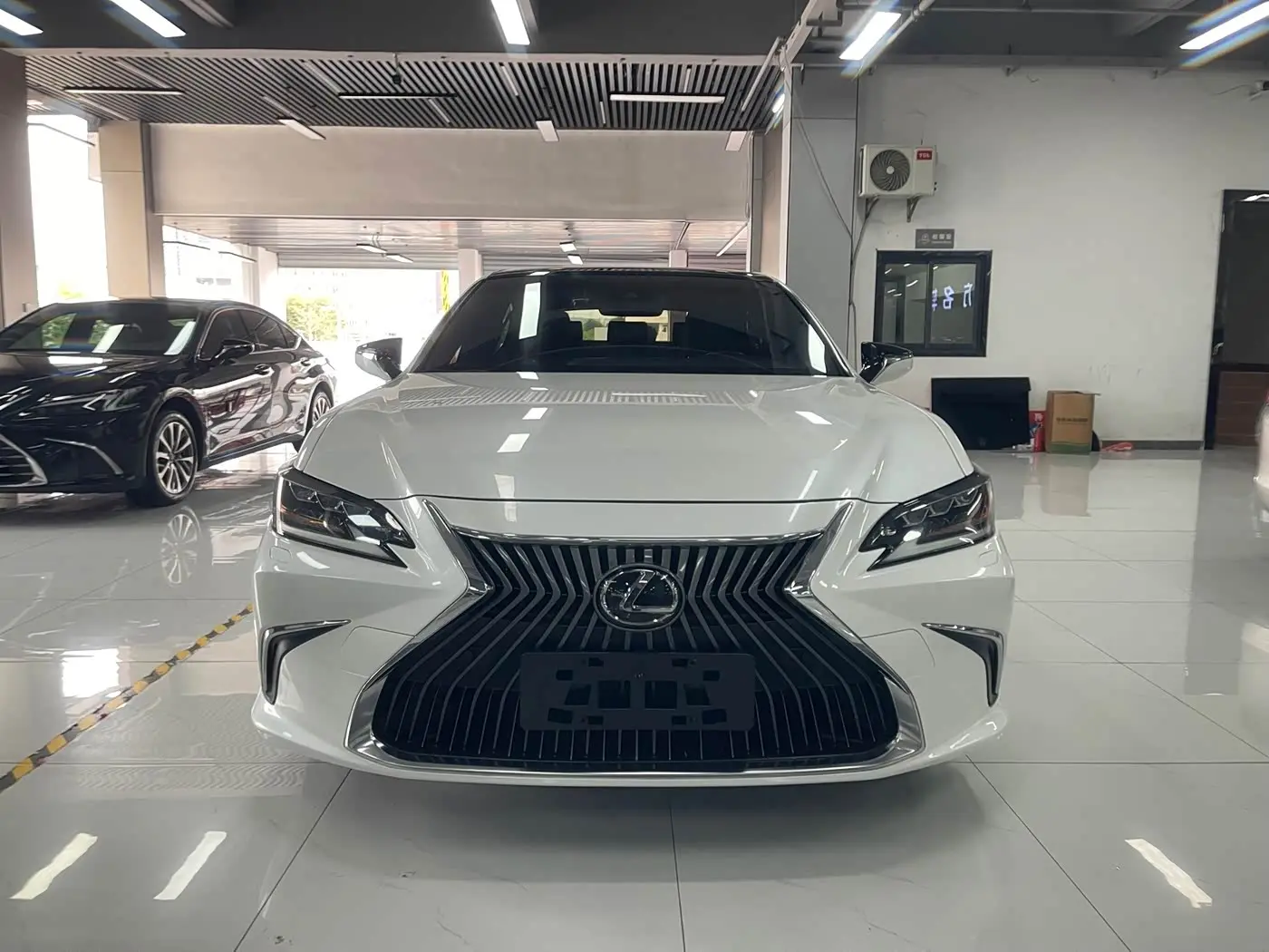 Lexus ES 2019 — Фото 2/9