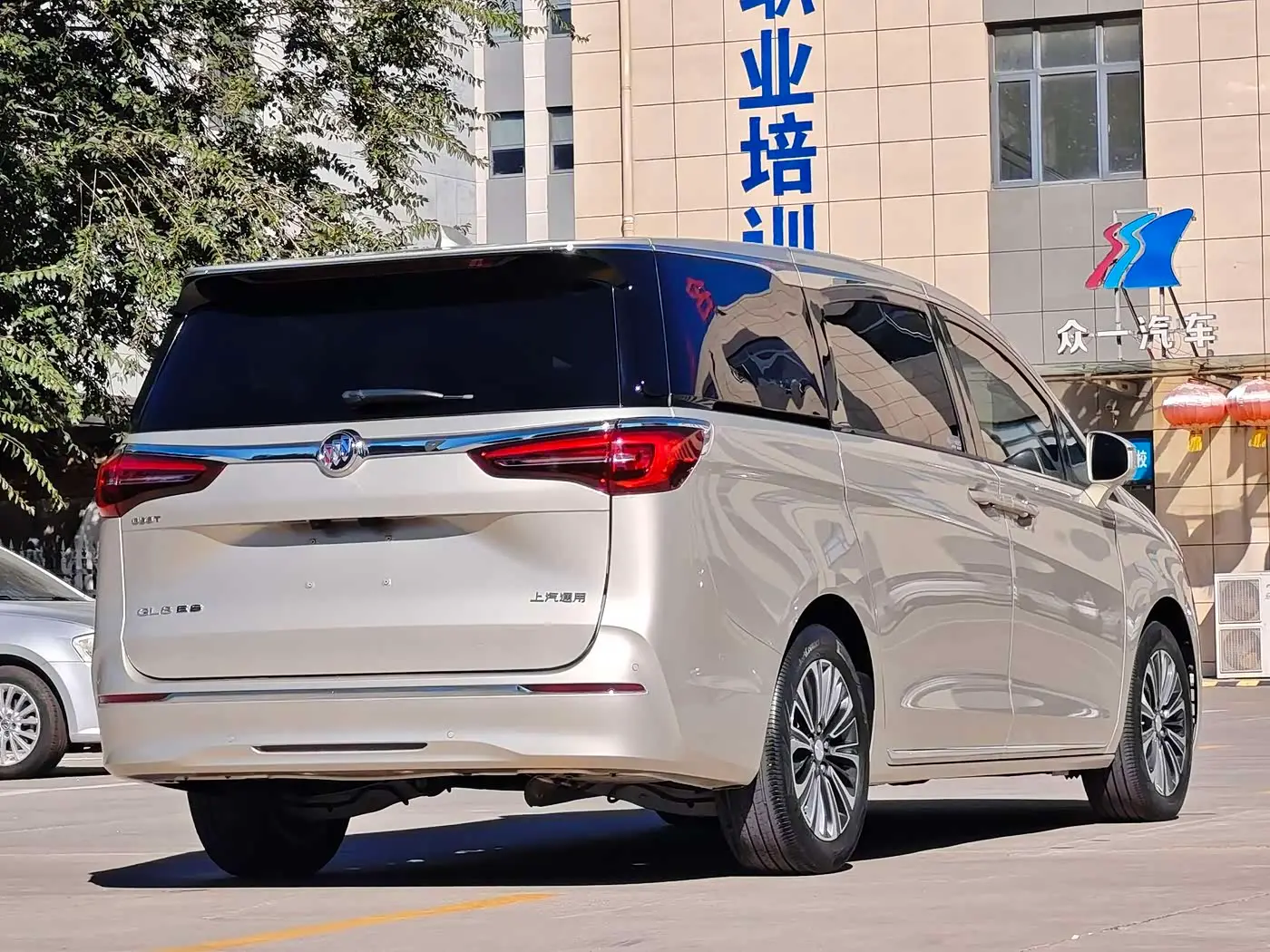 Buick GL8 2023 — Şəkil 7/18
