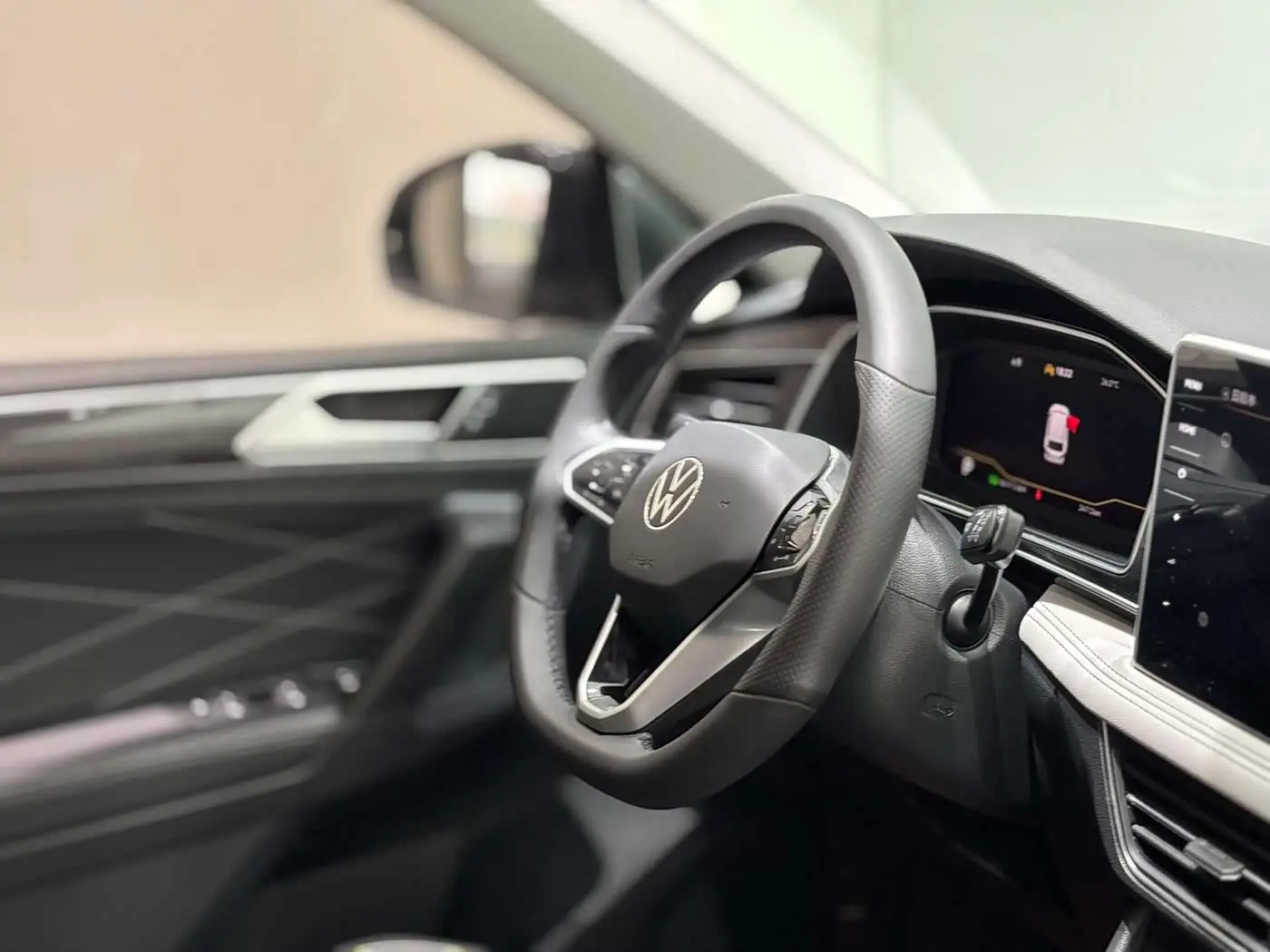 Volkswagen Tiguan L 2023 — Photo 12/20