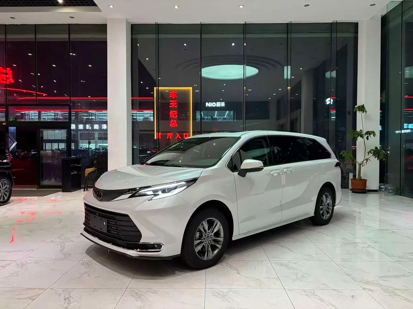 Toyota Sienna 2026 — Photo 1/15