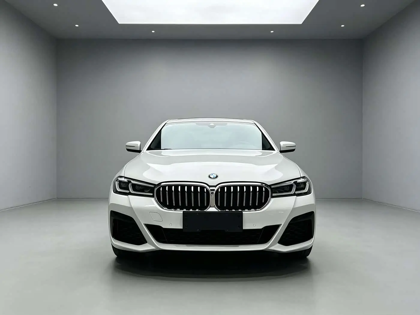 BMW 5 Series 2023 — Photo 2/6