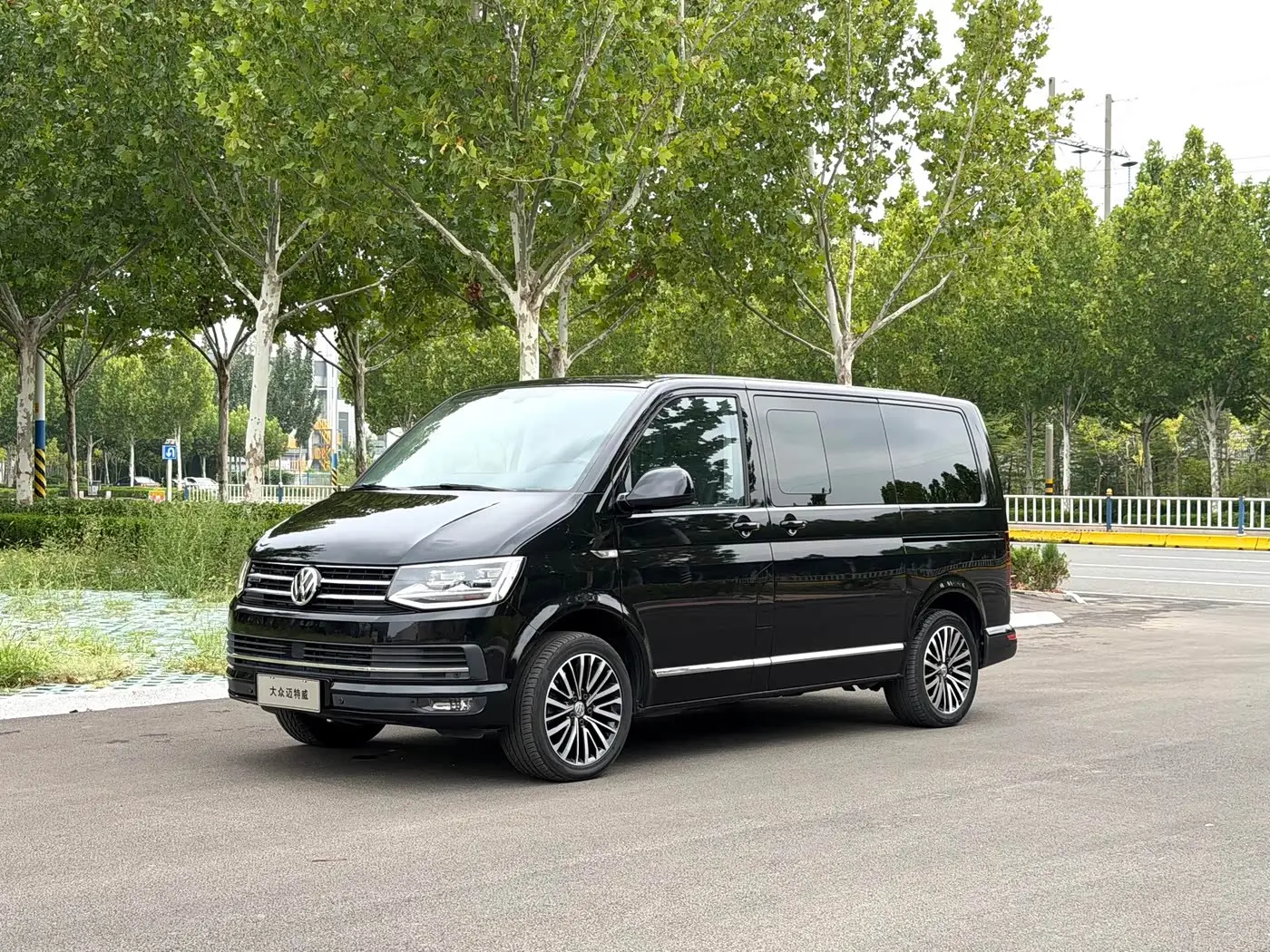 Volkswagen Multivan 2017 — Фото 1/20