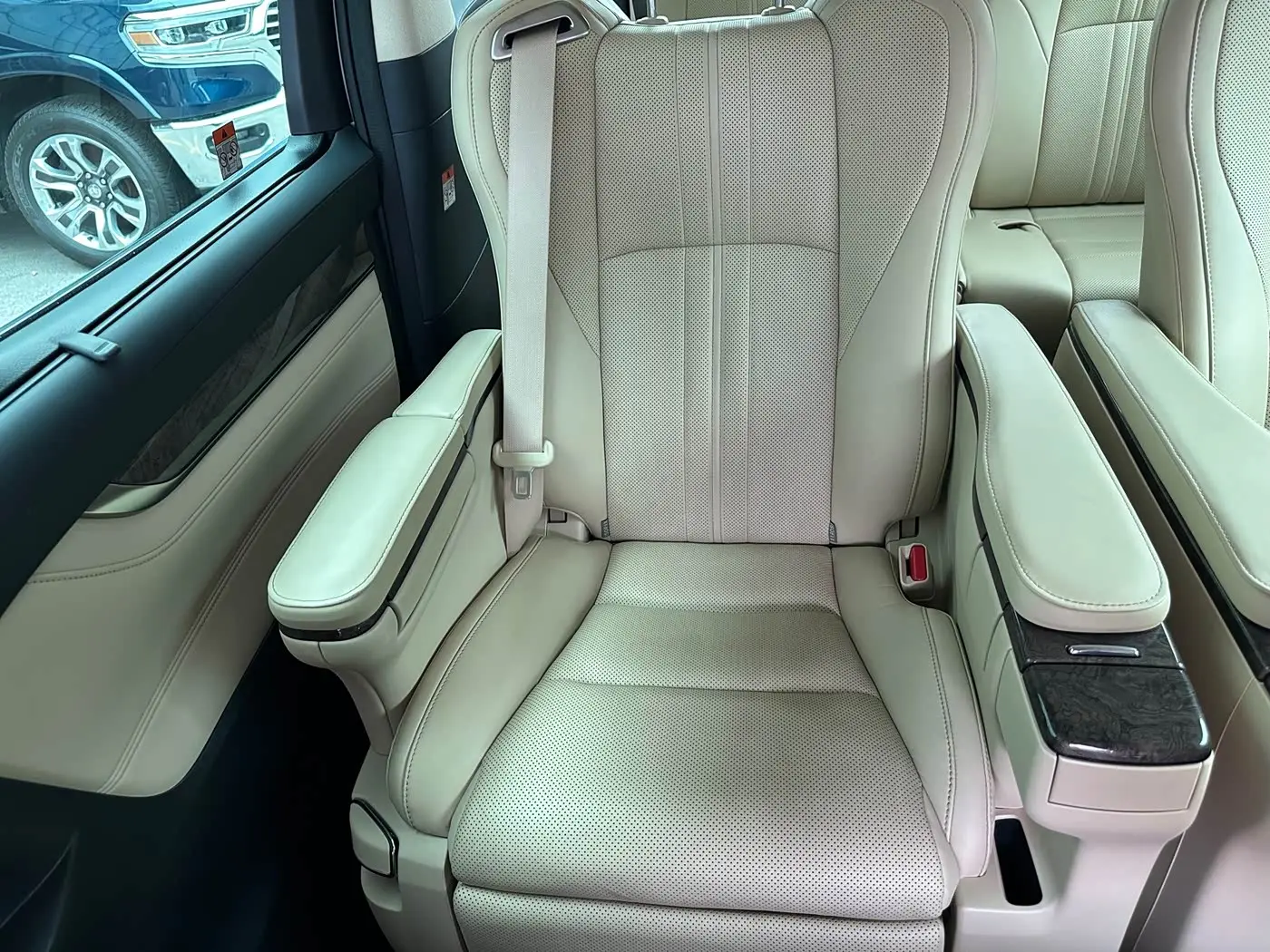 Toyota Alphard 2023 — Photo 20/20