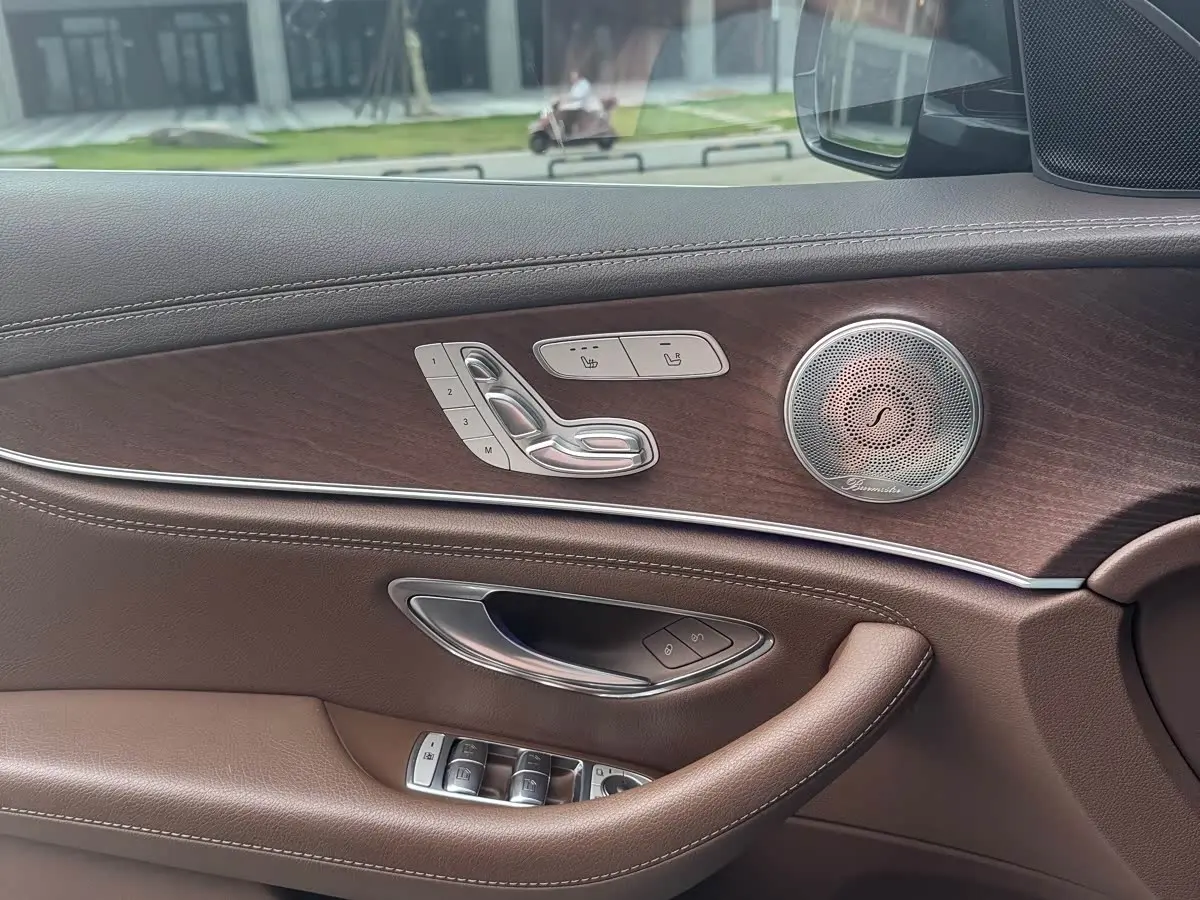 Mercedes-Benz E-Class 2023 — Photo 10/13