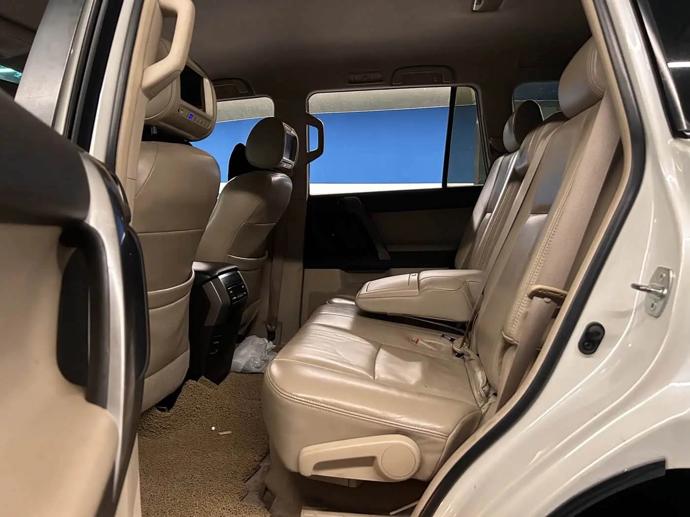 Toyota Prado 2012 — Photo 8/11