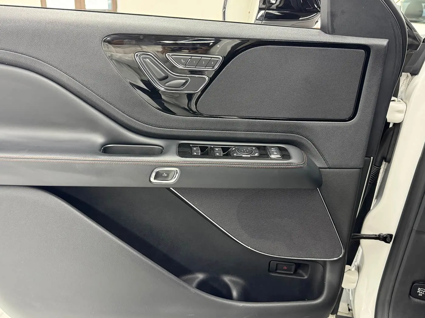 Lincoln Aviator 2021 — ფოტო 6/17