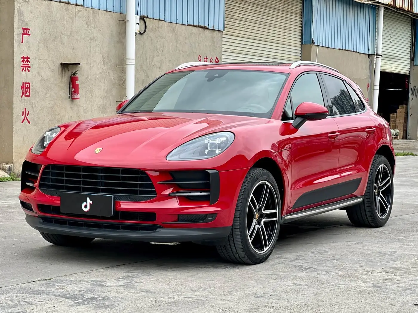 Porsche Macan 2019 — Photo 1/20