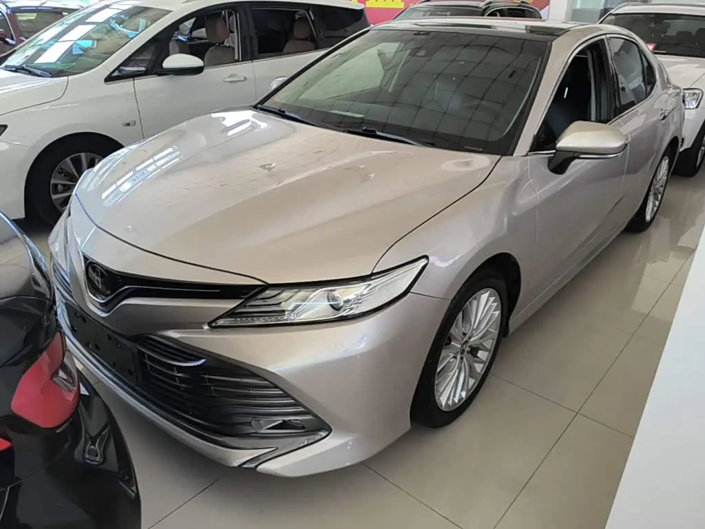 Toyota Camry 2018 — Фото 1/20