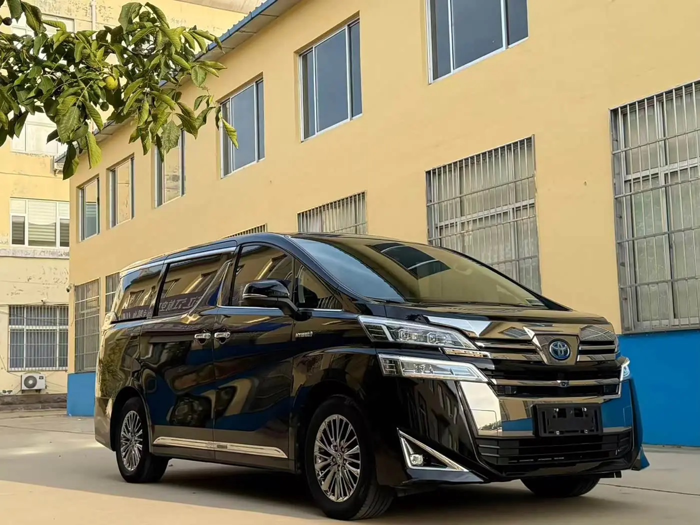 Toyota Vellfire 2020 — Photo 1/11