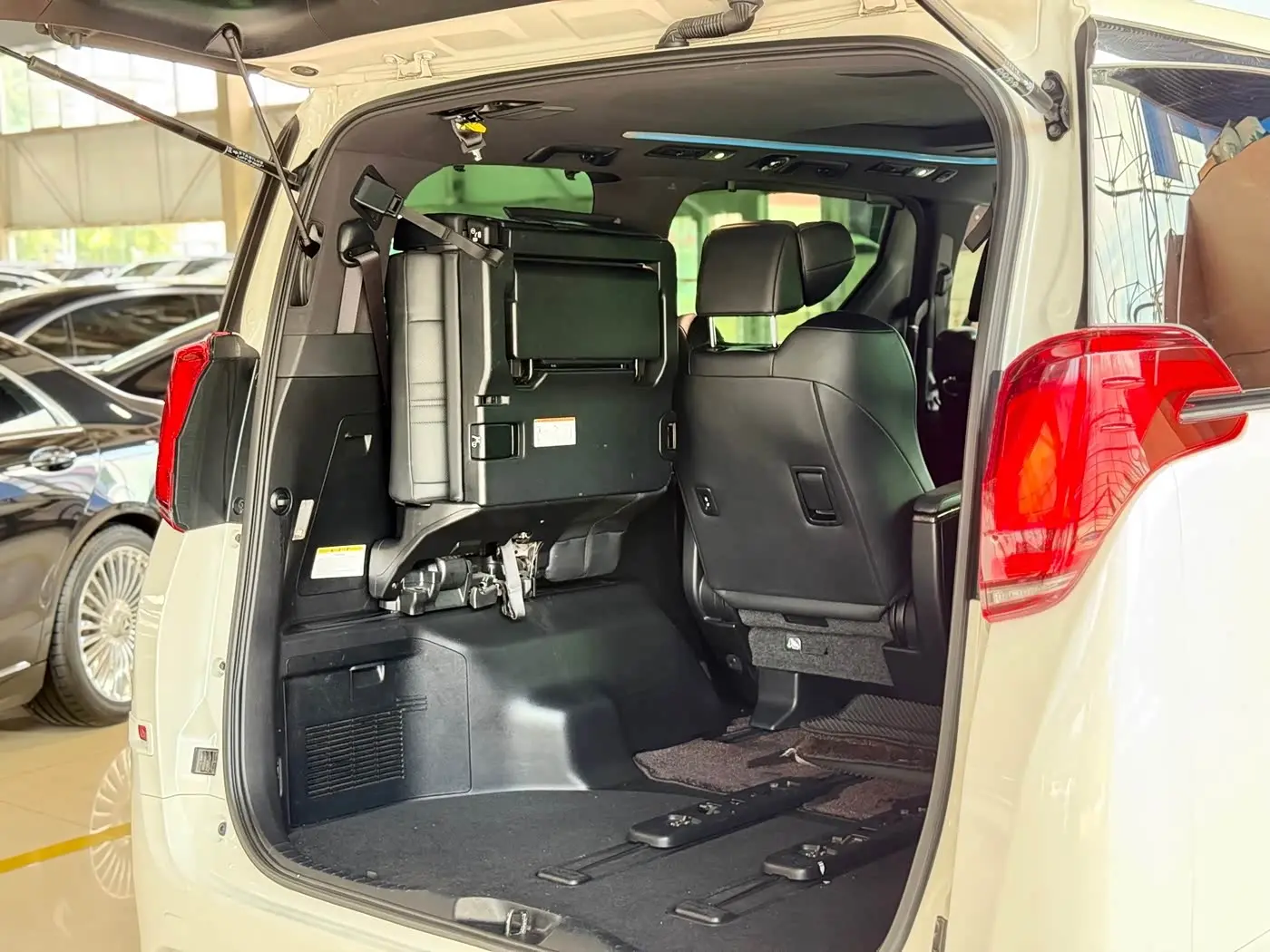 Toyota Alphard 2020 — Photo 18/20
