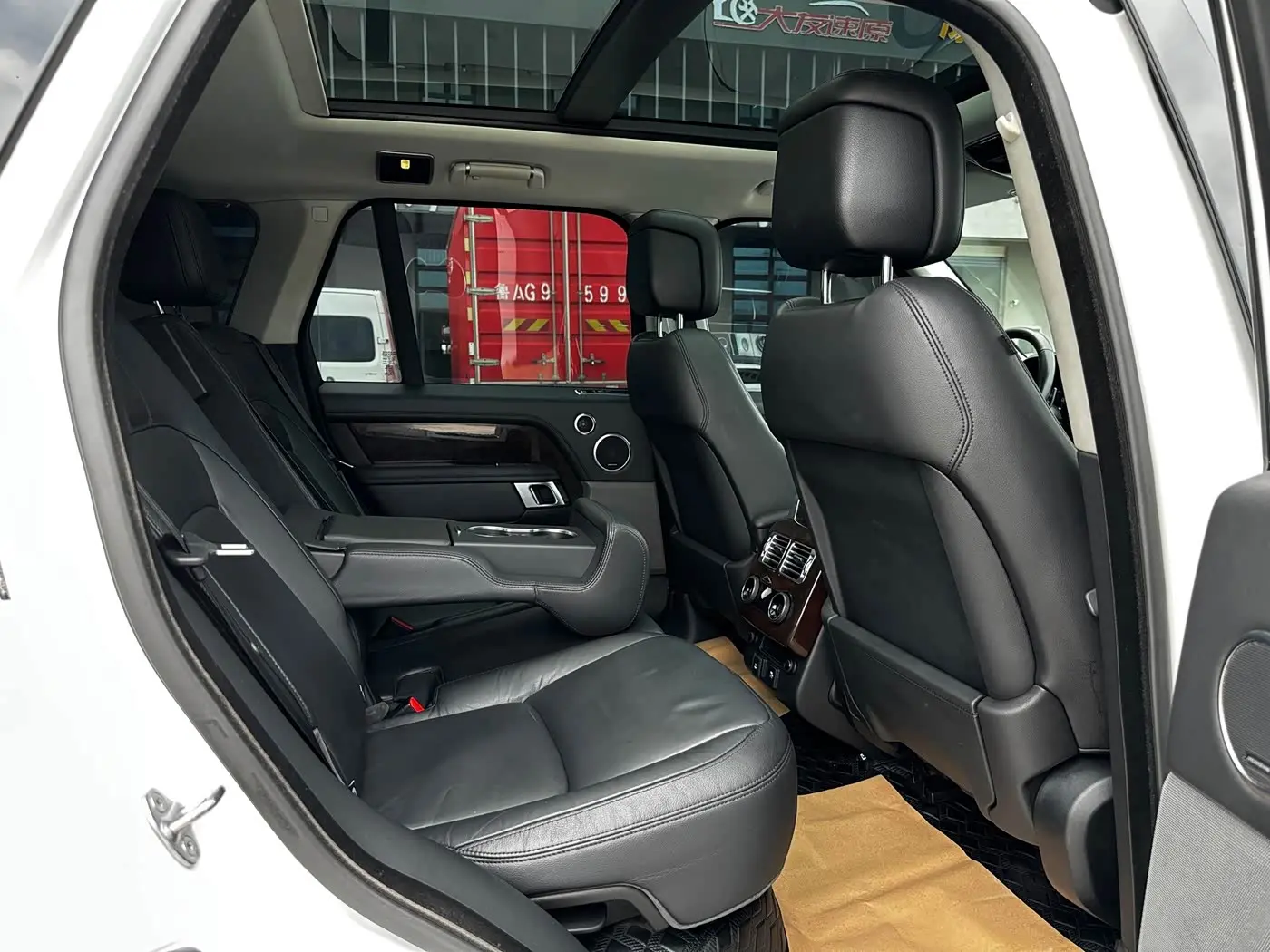 Land Rover Range Rover 2022 — Photo 8/12