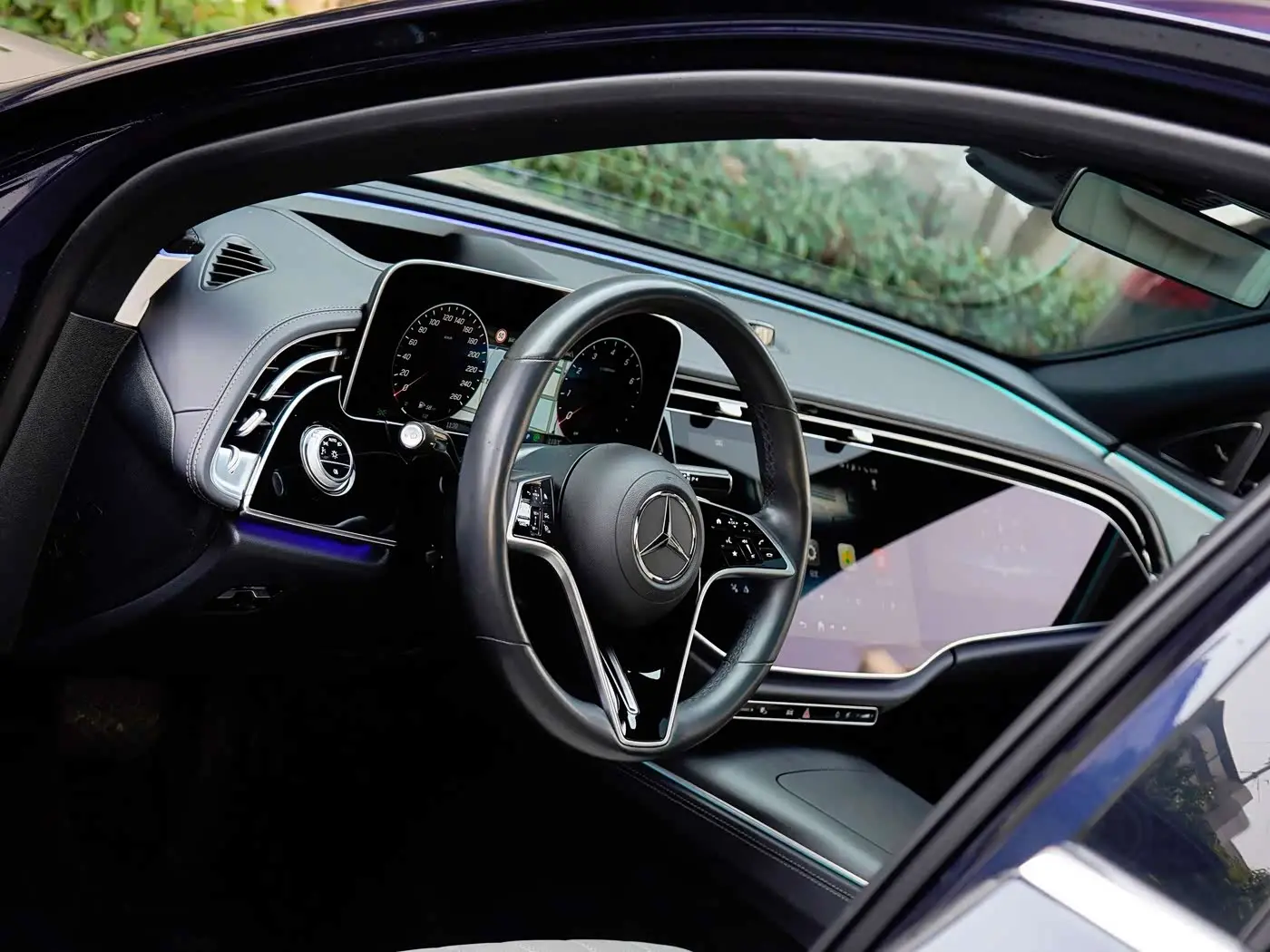 Mercedes-Benz E-Class 2023 — Photo 9/16