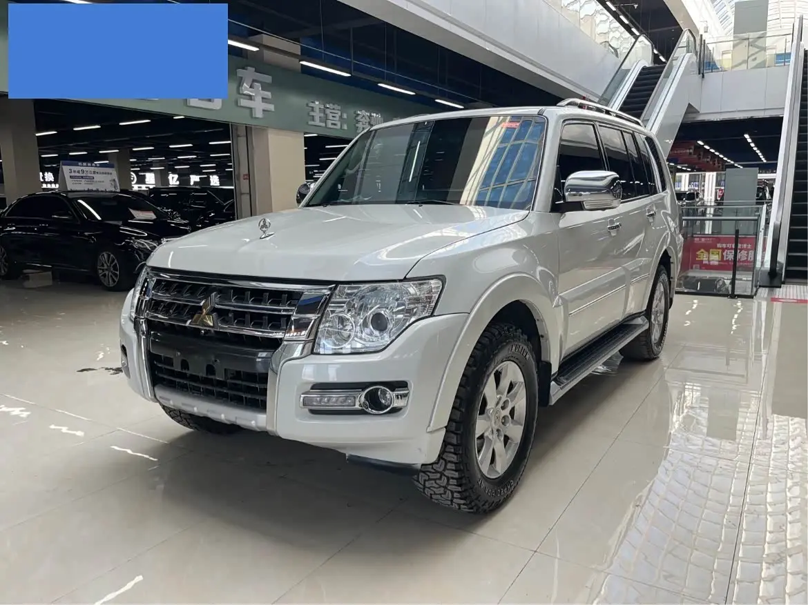 Mitsubishi Pajero 2018 — Photo 1/20