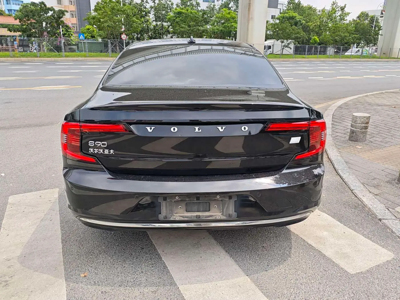 Volvo S90 Plug-in Hybrid 2023 — Фото 11/14
