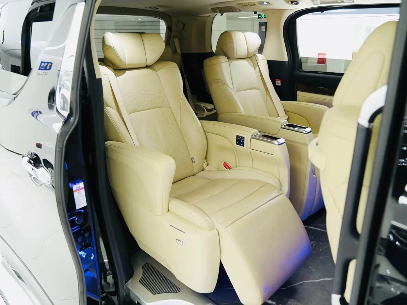 Toyota Alphard 2021 — Photo 13/20