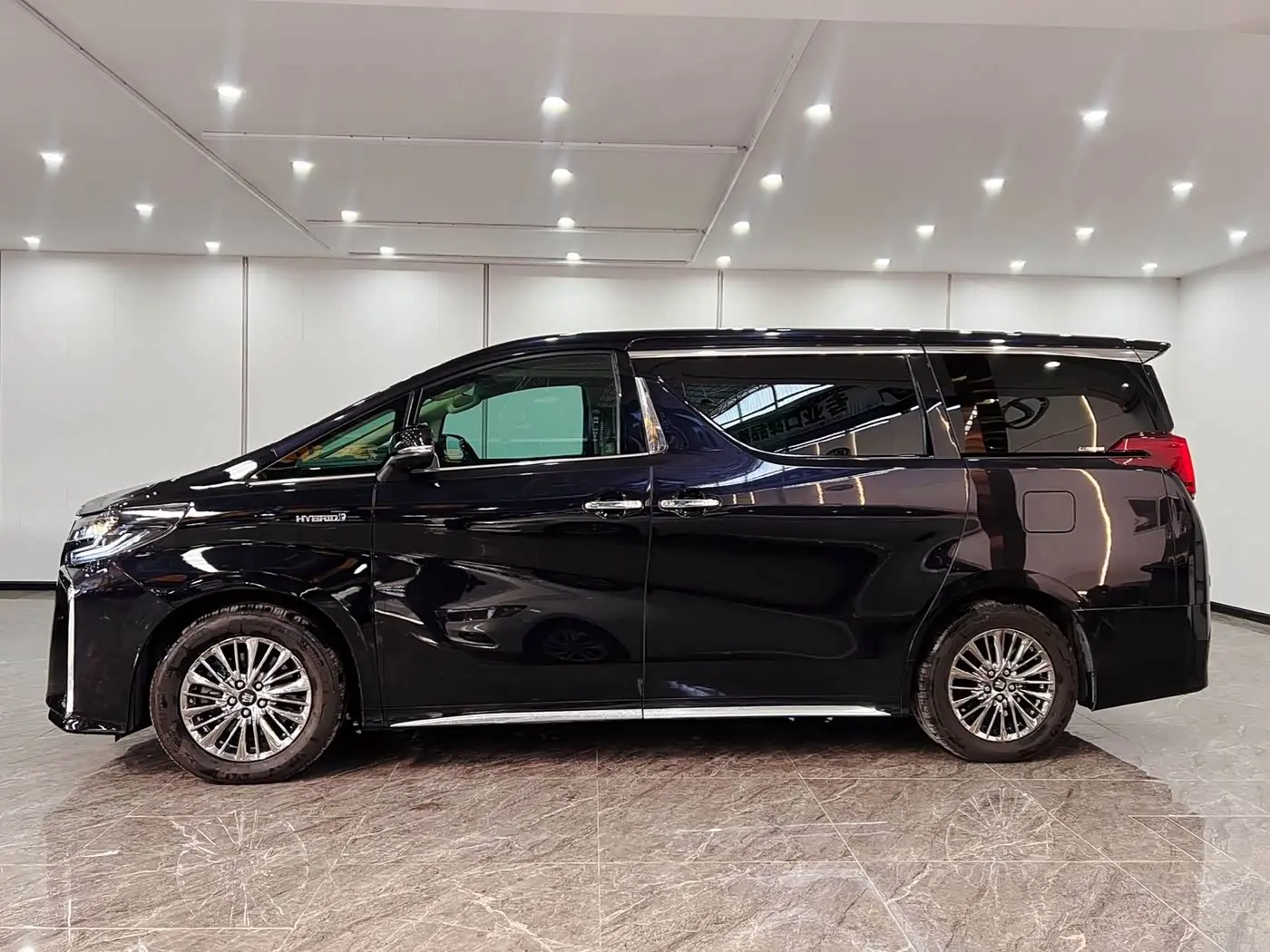 Toyota Vellfire 2022 — Photo 4/17