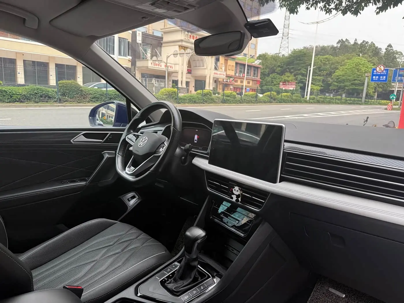 Volkswagen Tiguan L 2023 — Photo 7/13
