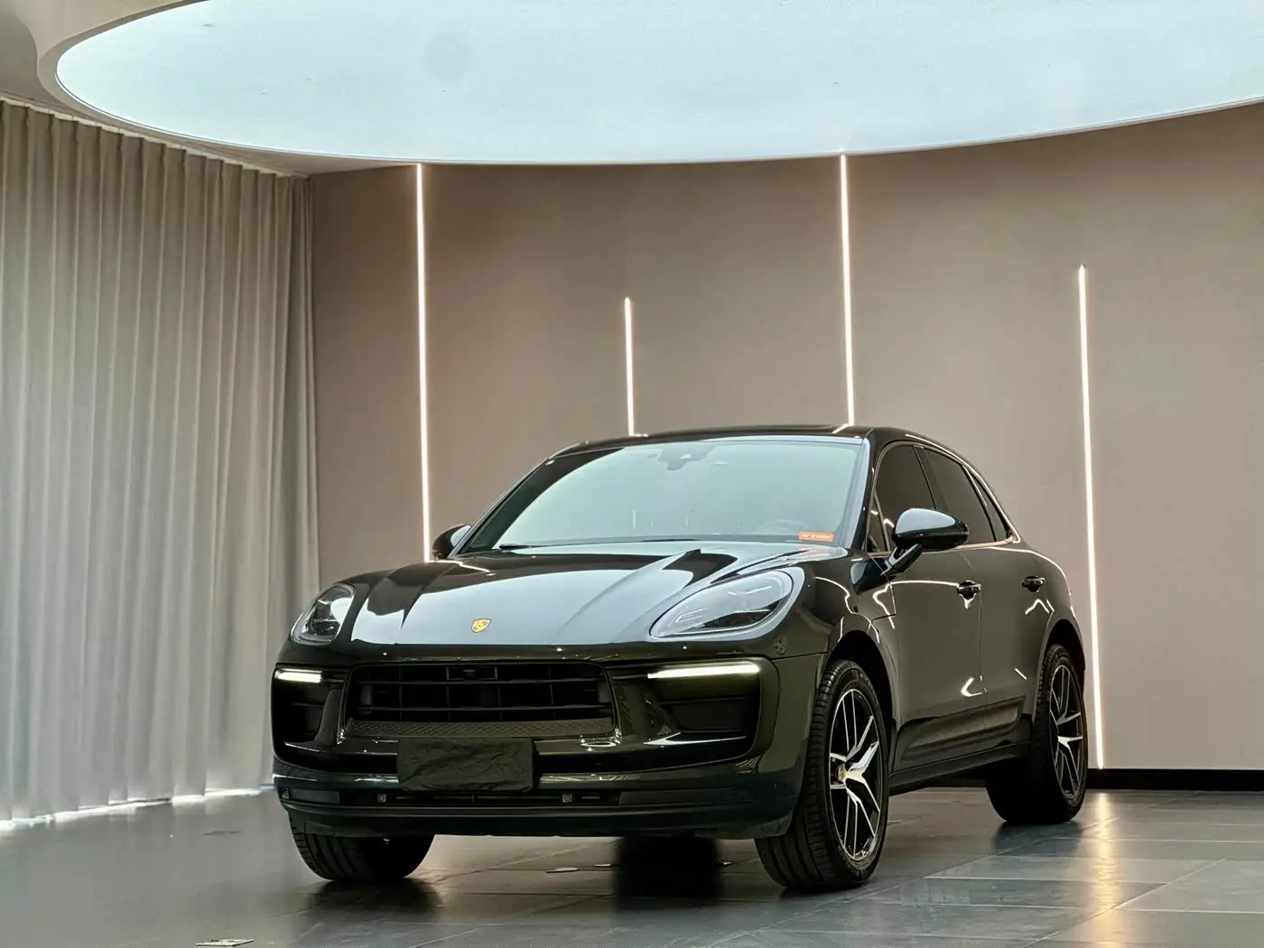 Porsche Macan 2022 — Photo 1/10