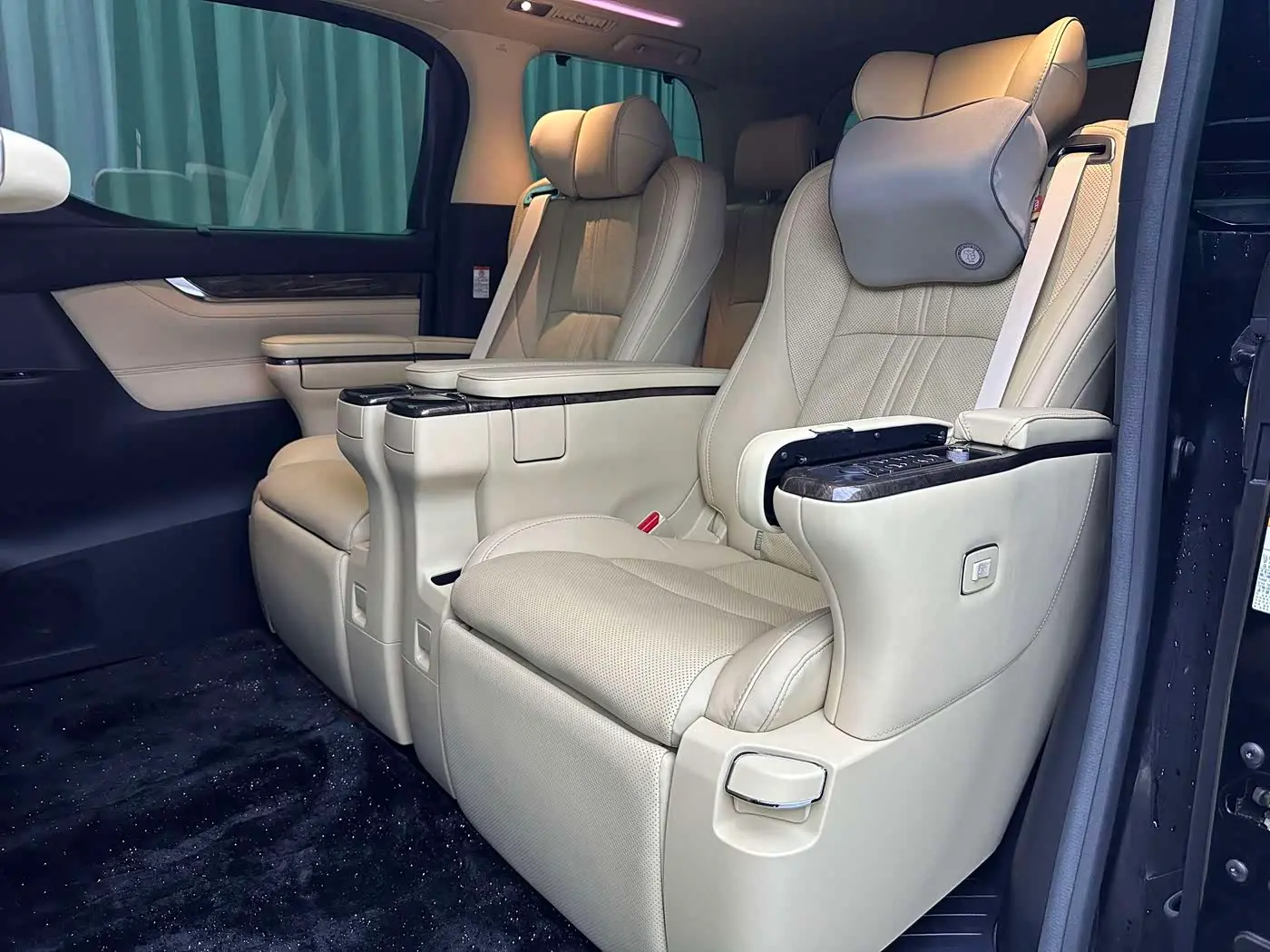 Toyota Alphard 2019 — Photo 8/15