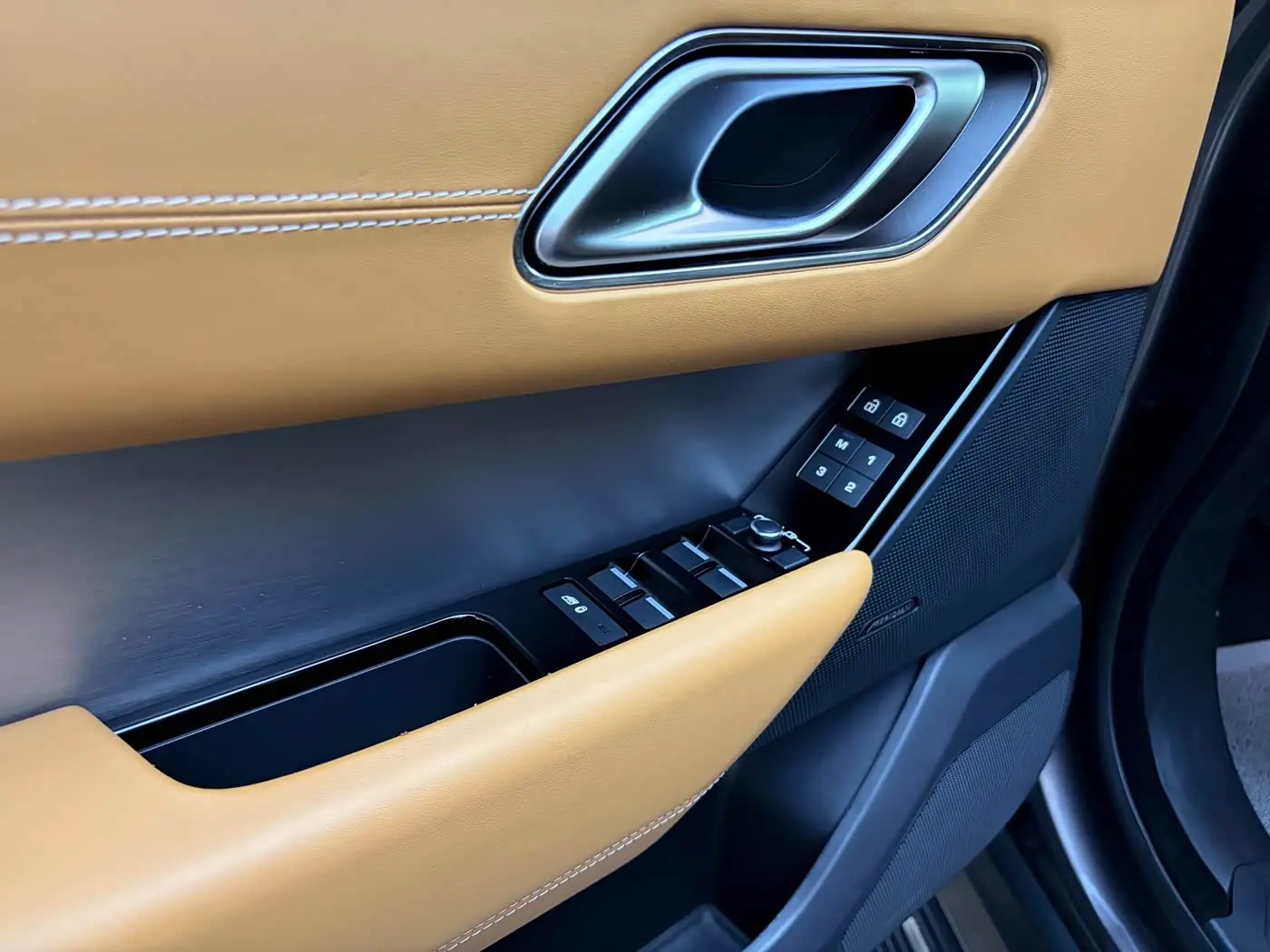 Land Rover Range Rover Velar 2022 — Şəkil 14/17