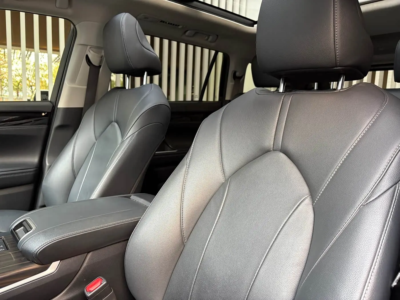 Toyota Highlander 2023 — ფოტო 10/19
