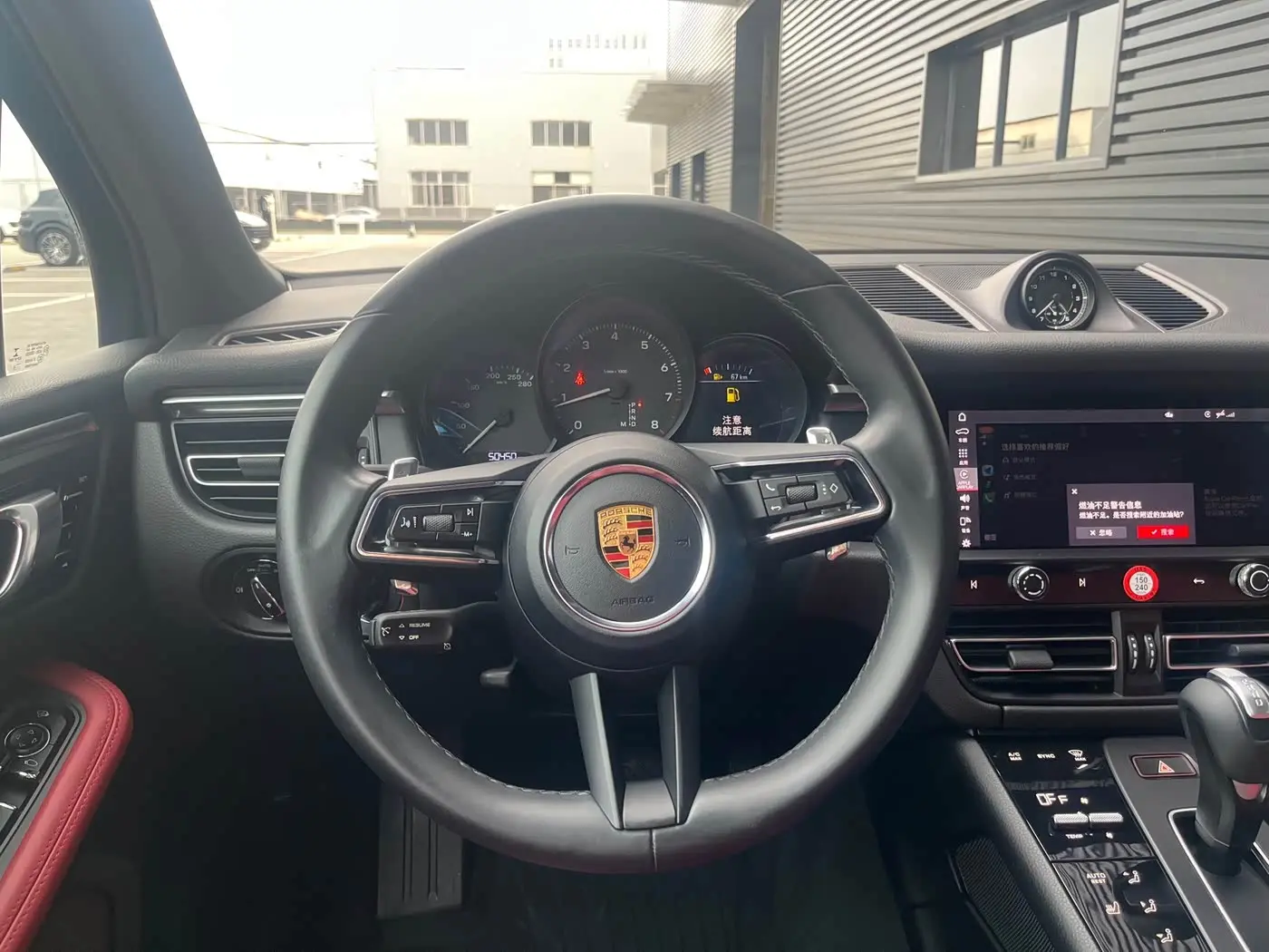 Porsche Macan 2023 — Photo 9/18