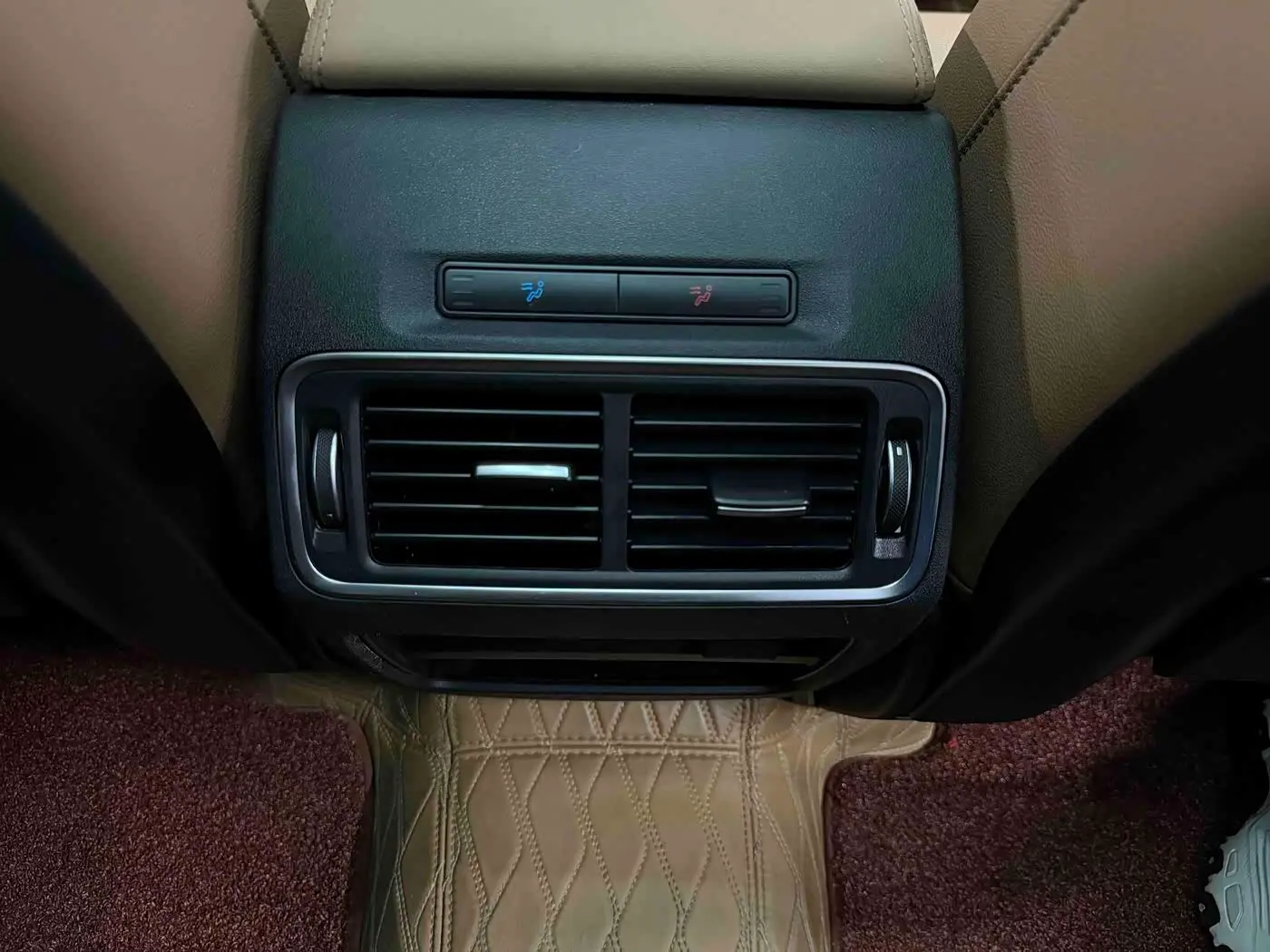Land Rover Discovery Sport 2024 — Фото 15/20