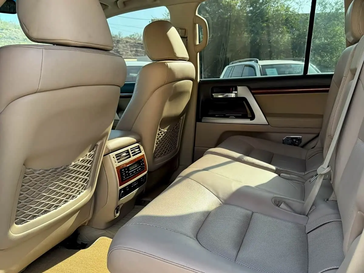 Toyota Land Cruiser 2013 — Photo 6/9