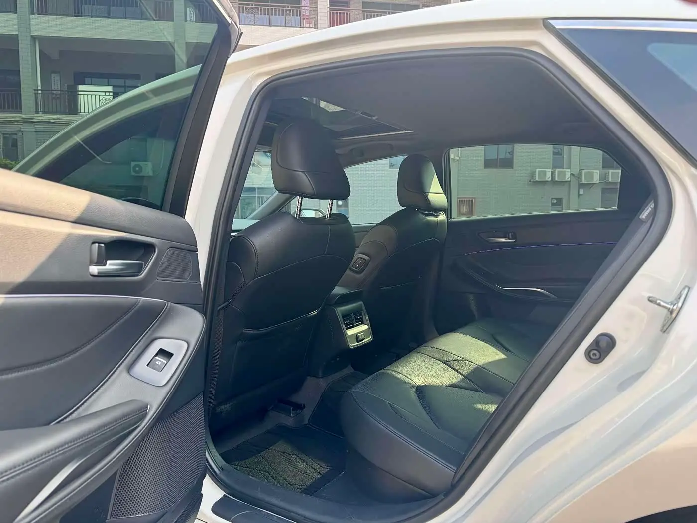 Toyota Avalon 2023 — Photo 8/13