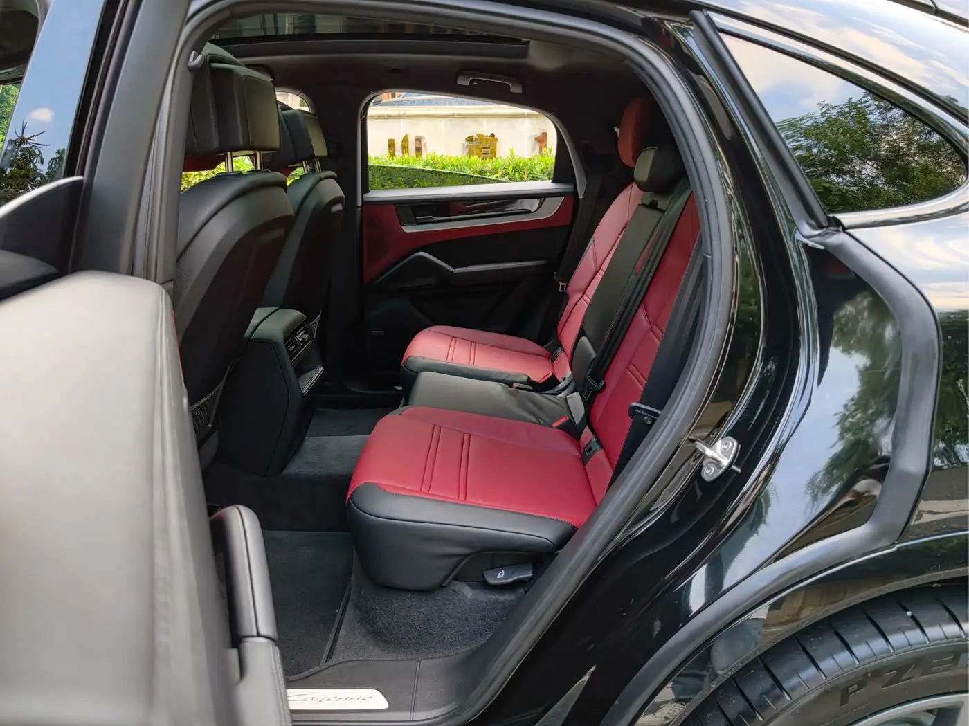 Porsche Cayenne 2023 — Photo 19/20