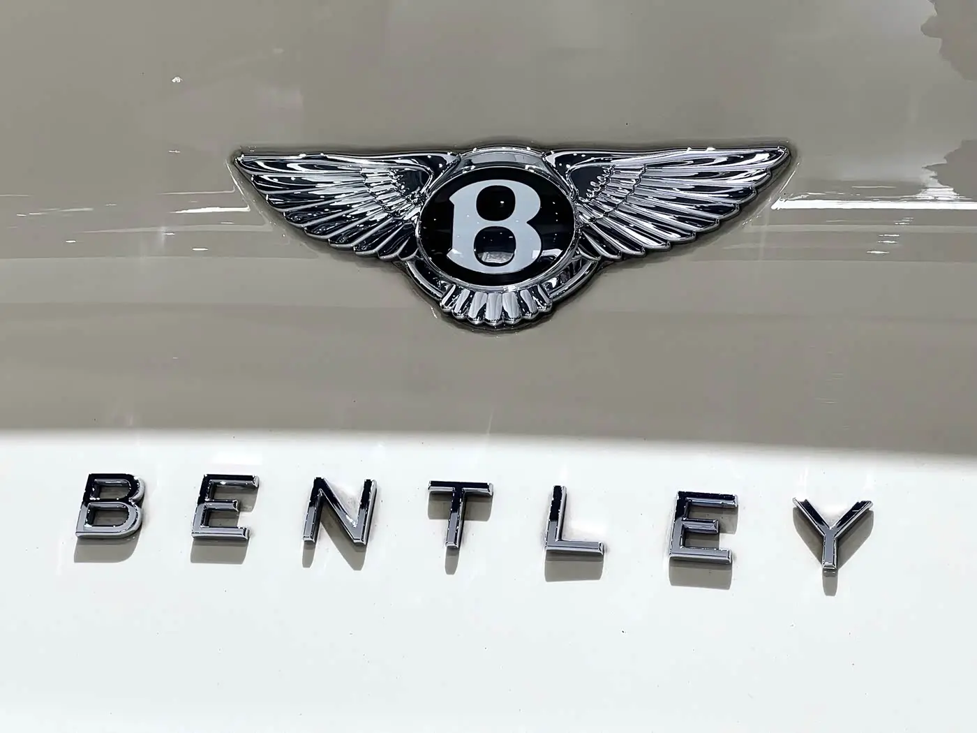 Bentley Bentayga Hybrid 2021 — Фото 13/20