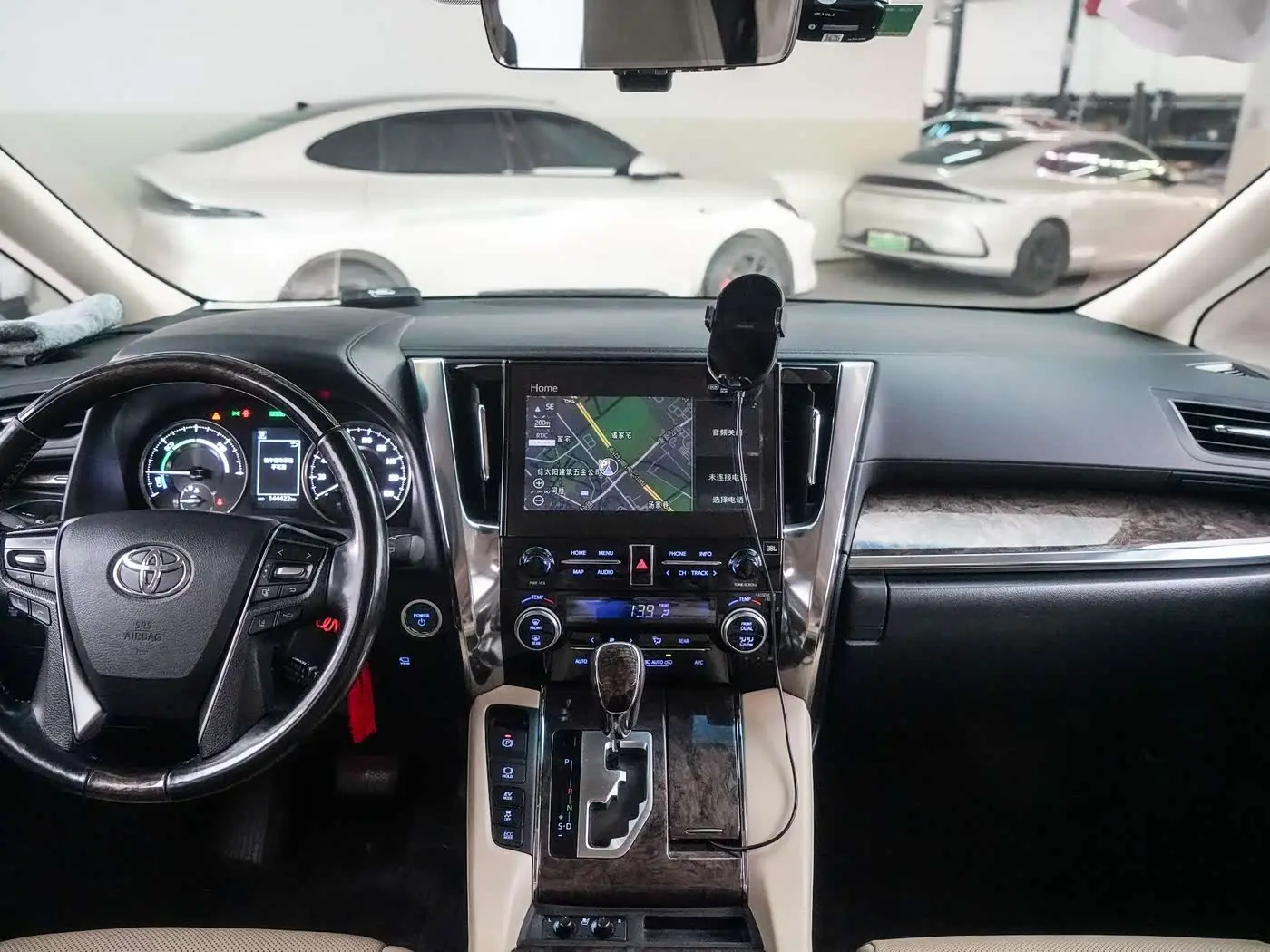Toyota Vellfire 2021 — Photo 10/16