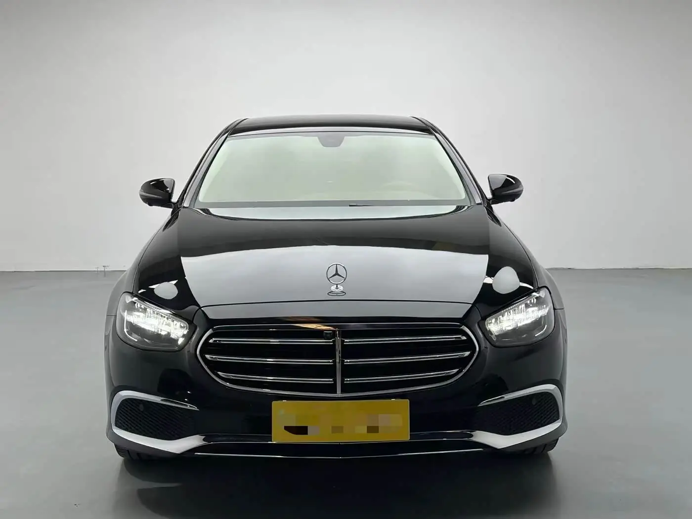 Mercedes-Benz E-Class 2022 — Photo 2/9