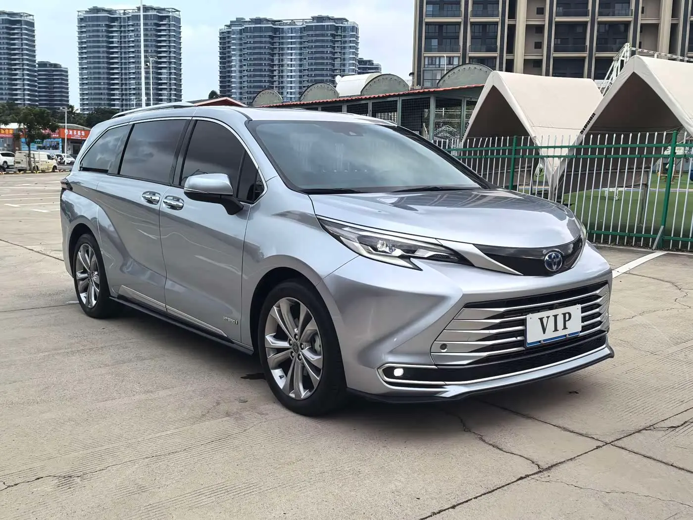 Toyota Sienna 2023 — Фото 4/20