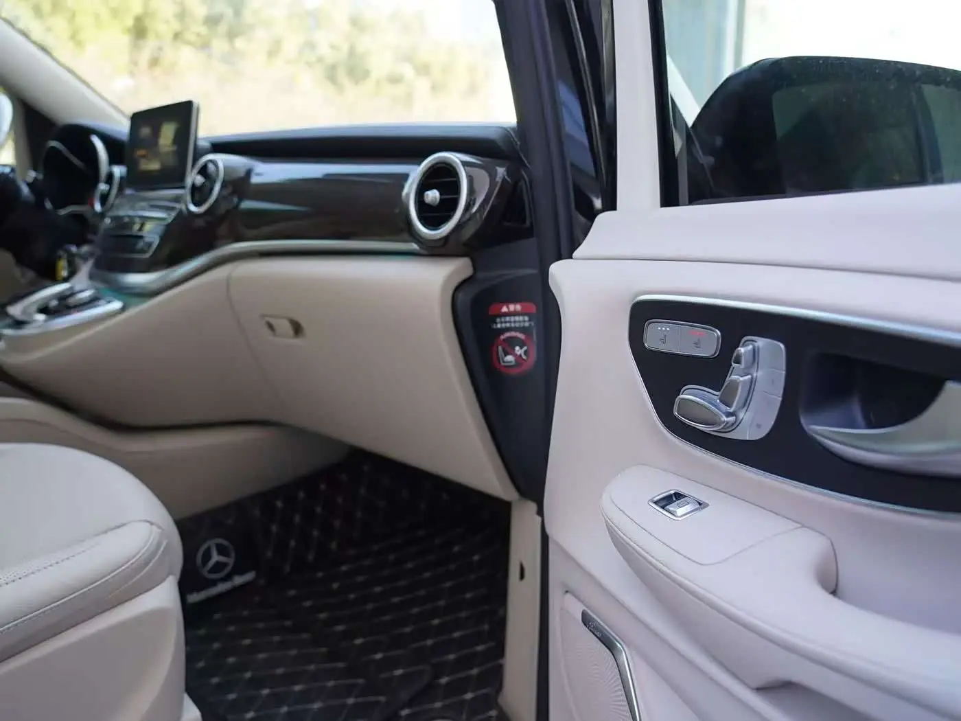 Mercedes-Benz V-Class 2017 — Photo 4/11