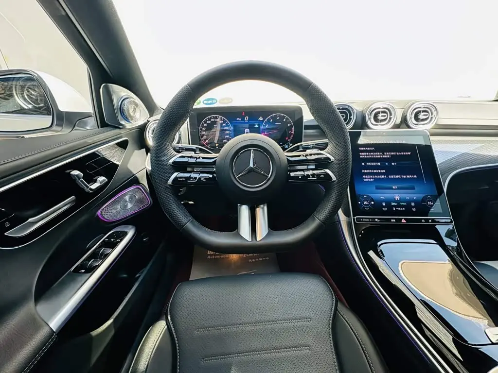 Mercedes-Benz C-Class 2025 — Photo 12/20