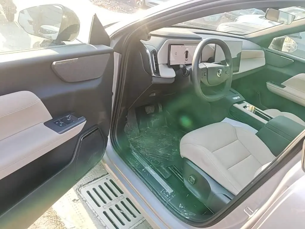 Volvo XC70 Plug-in Hybrid 2025 — Фото 16/20