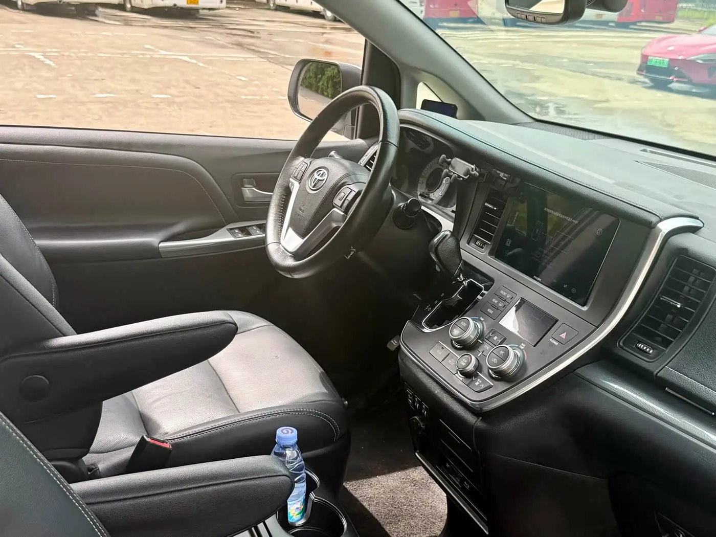 Toyota Sienna 2017 — Photo 19/19