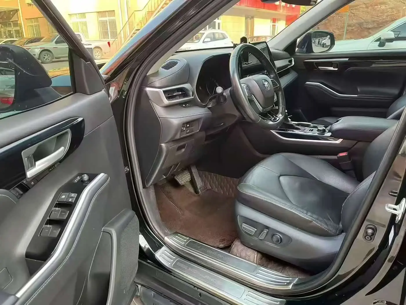 Toyota Highlander 2023 — Şəkil 8/9