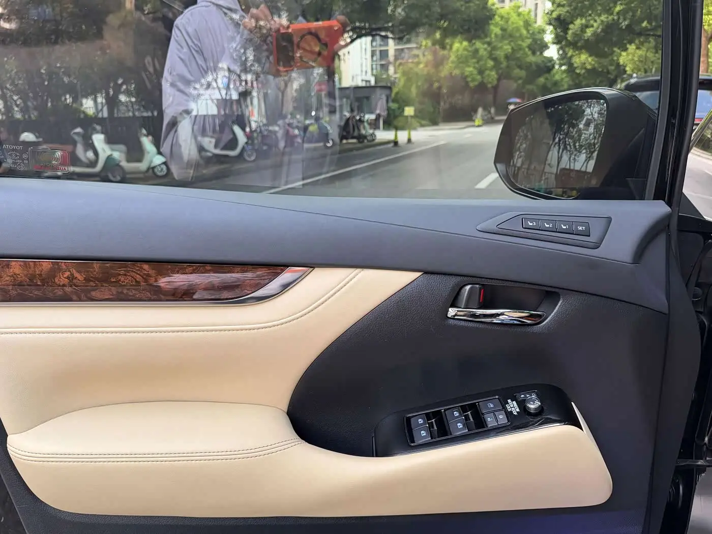 Toyota Alphard 2022 — Photo 7/20