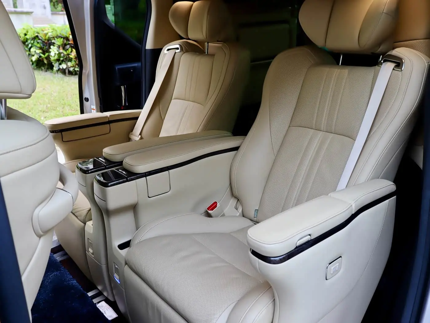 Toyota Vellfire 2020 — Photo 17/19