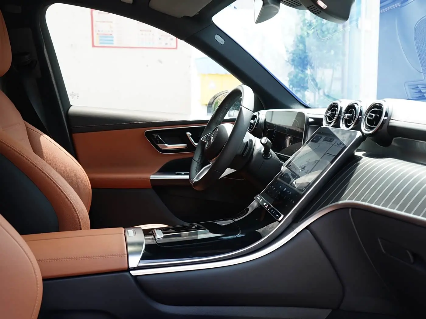 Mercedes-Benz GLC 2023 — Photo 6/20
