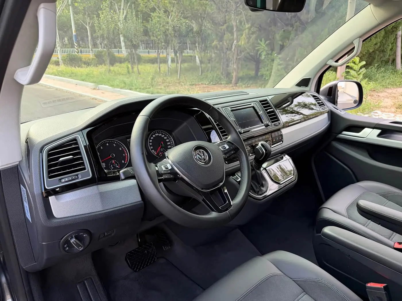 Volkswagen Multivan 2017 — ფოტო 10/20