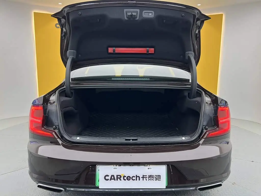 Volvo S90 Plug-in Hybrid 2020 — Фото 12/20